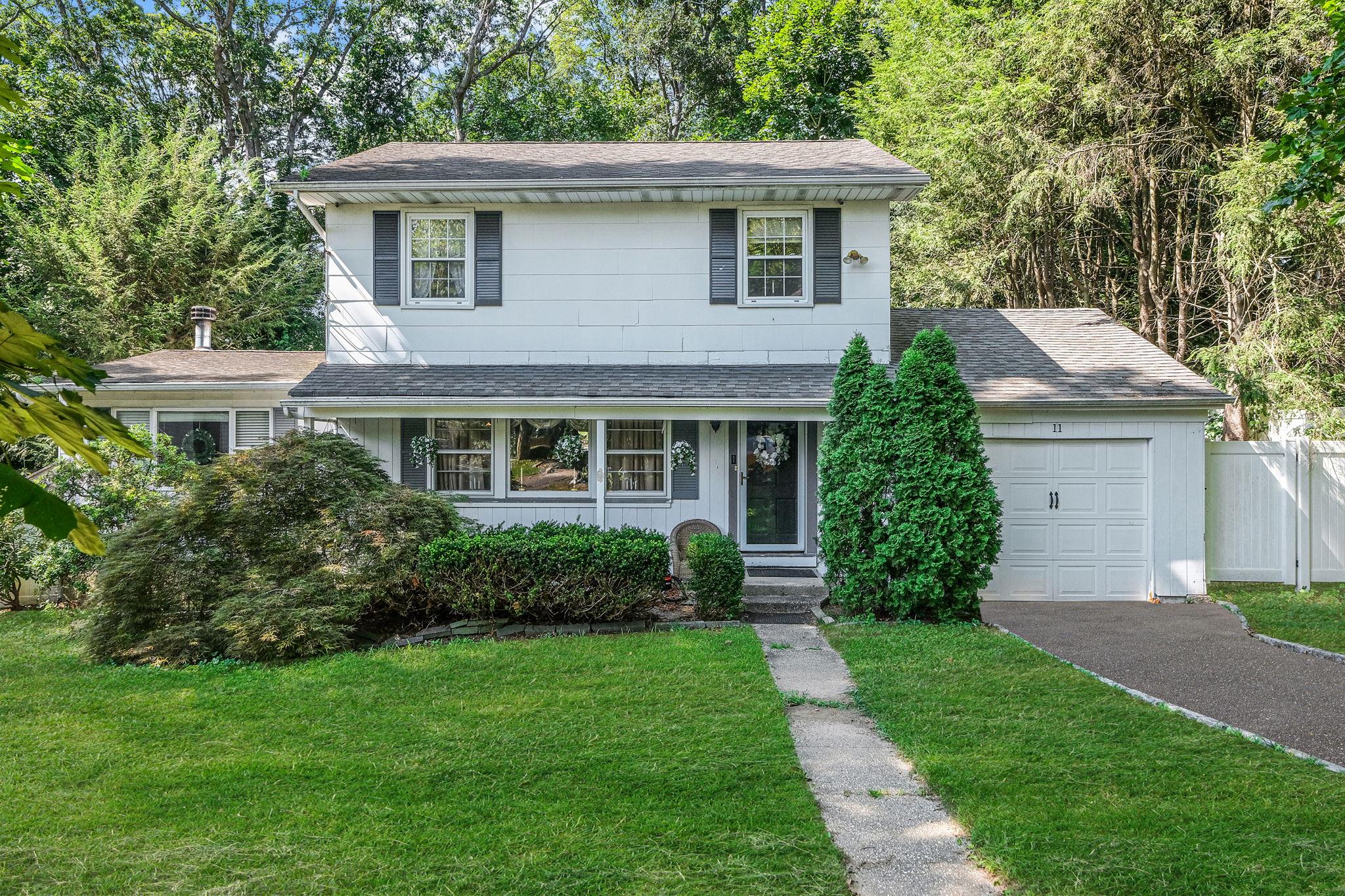 11 Arden Court, Melville, NY 11747