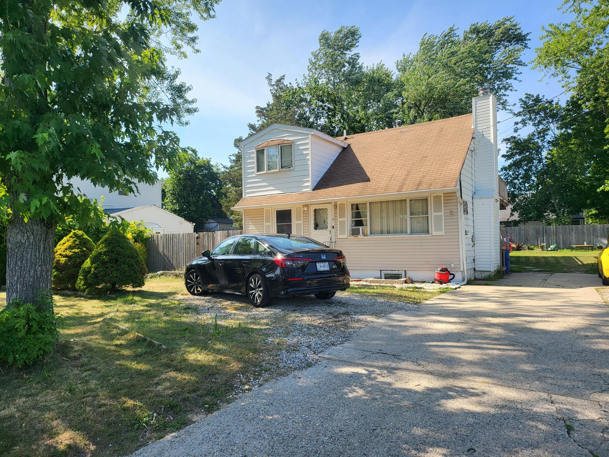 9 Walnut St E, Central Islip, NY 11722