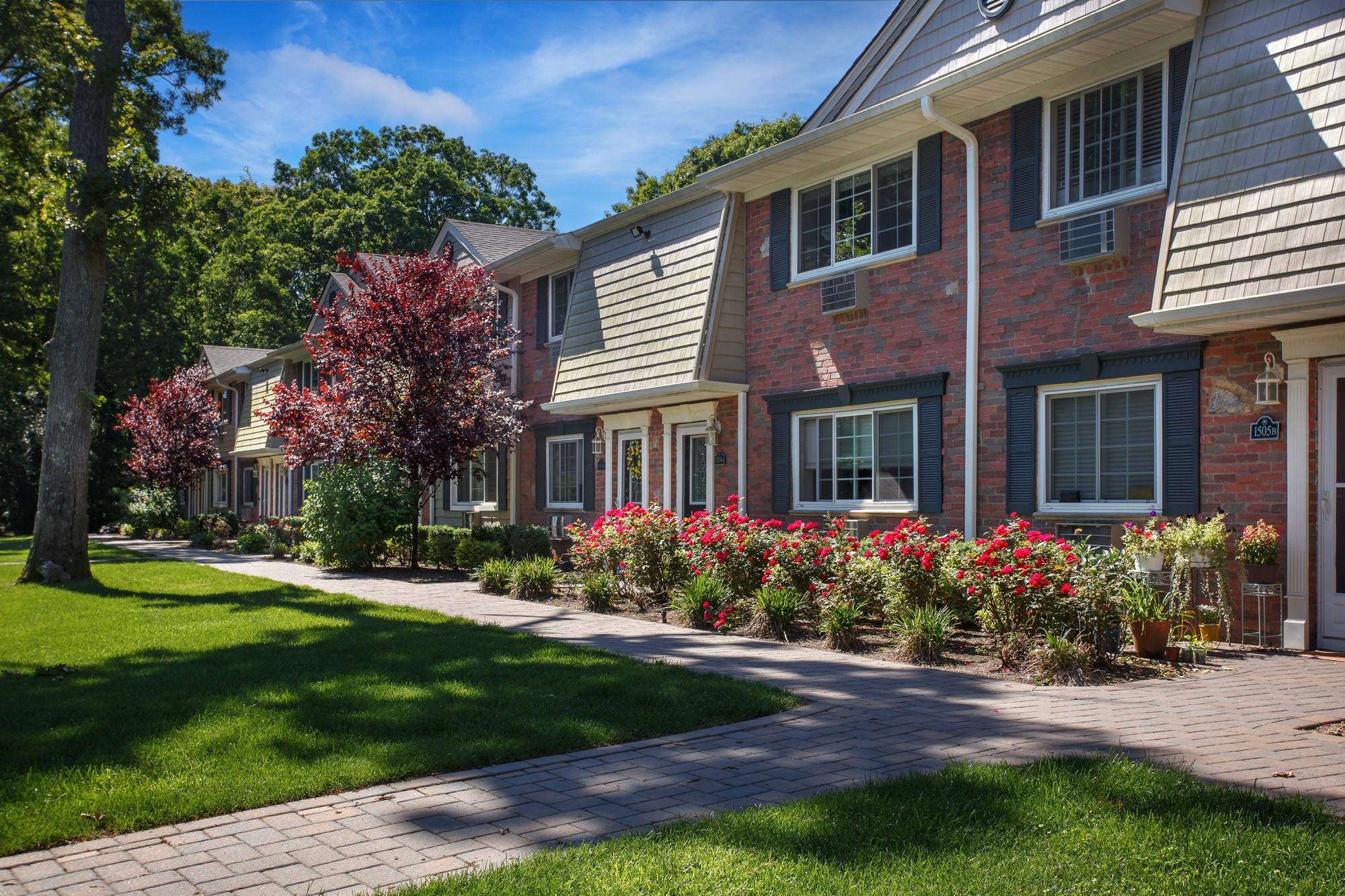 12 longwood Place # 1205B, Coram, NY 11727