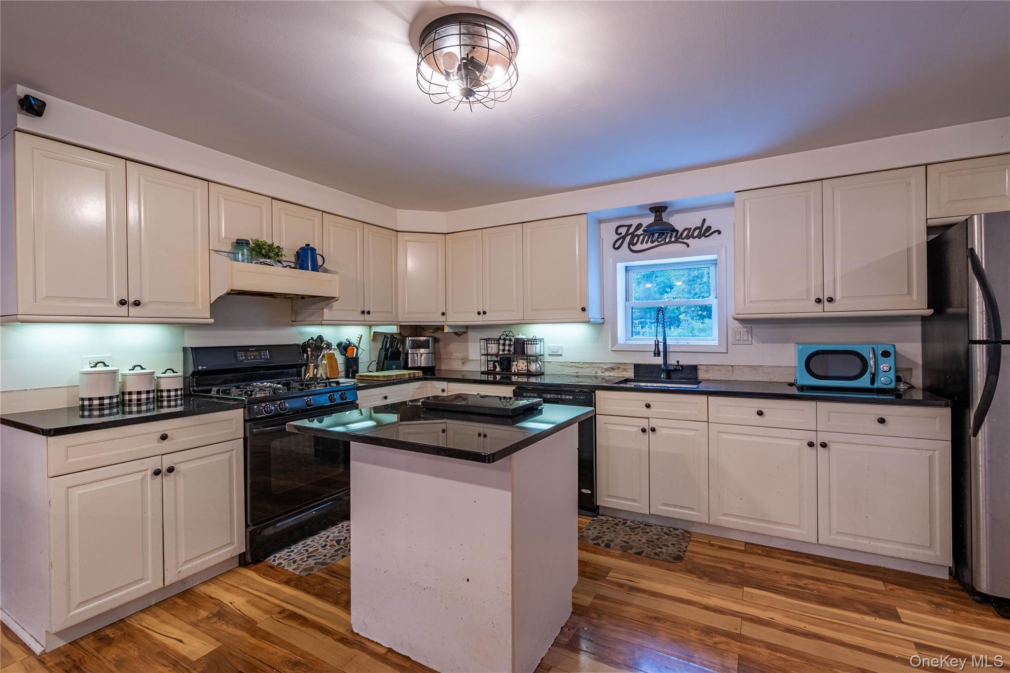 8 Edwards Lane, Marlboro, NY 12547