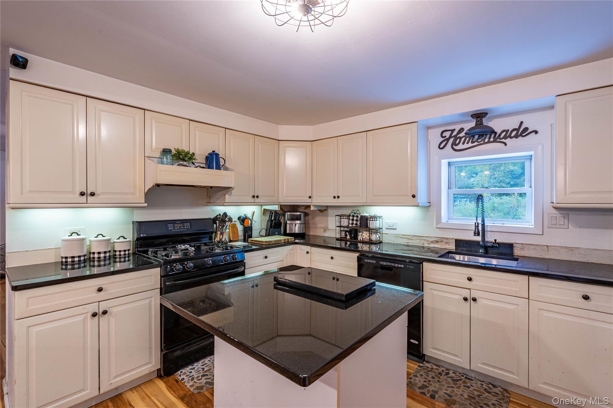 8 Edwards Lane, Marlboro, NY 12547