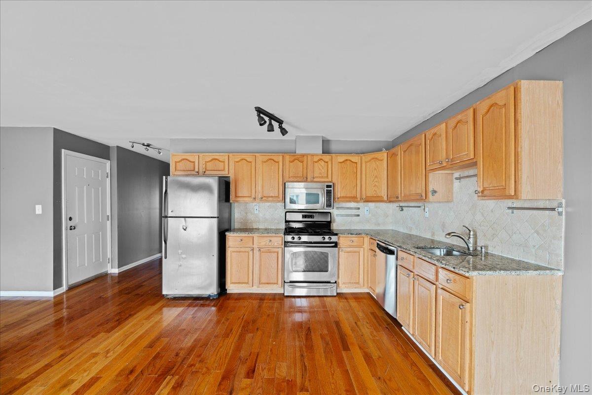 10 Pennyfield Avenue # 8B, Bronx, NY 10465