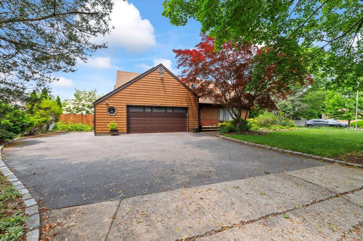 1057 Carlls Straight Path, Dix Hills, NY 11746