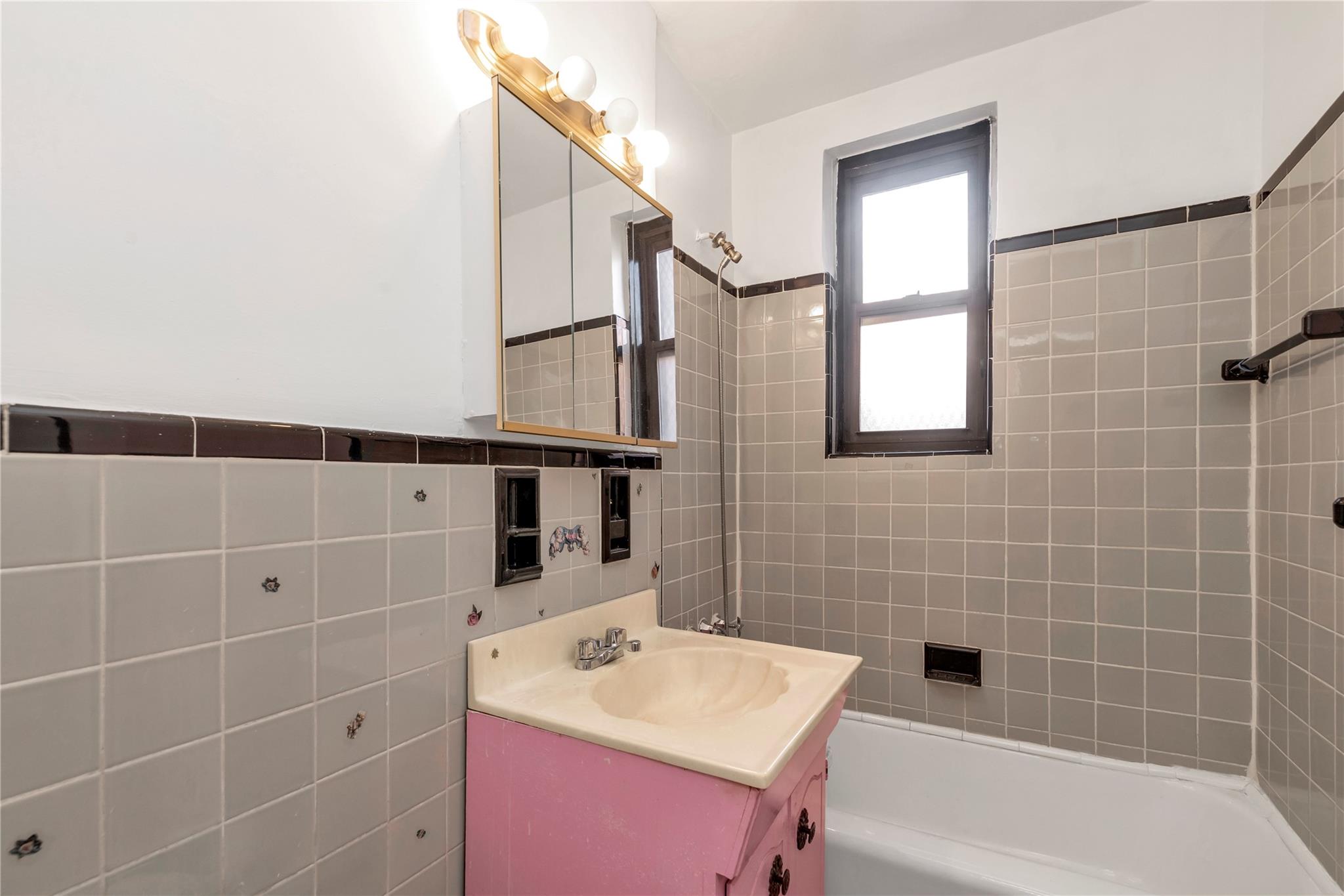 141-05 Pershing Crescent # 210, Briarwood, NY 11432