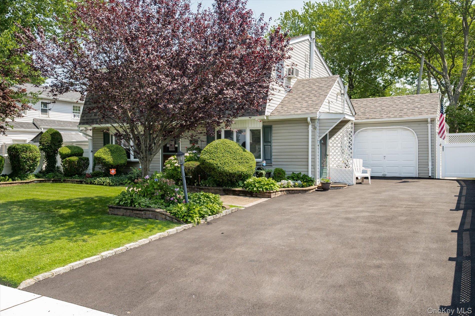 685 Gardiners Avenue, Levittown, NY 11756