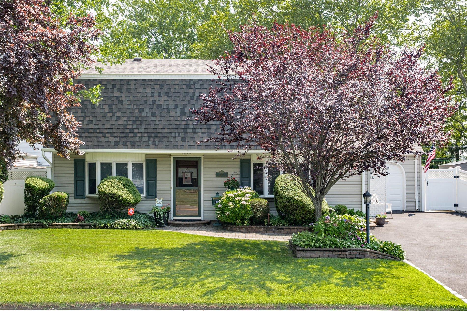 685 Gardiners Avenue, Levittown, NY 11756