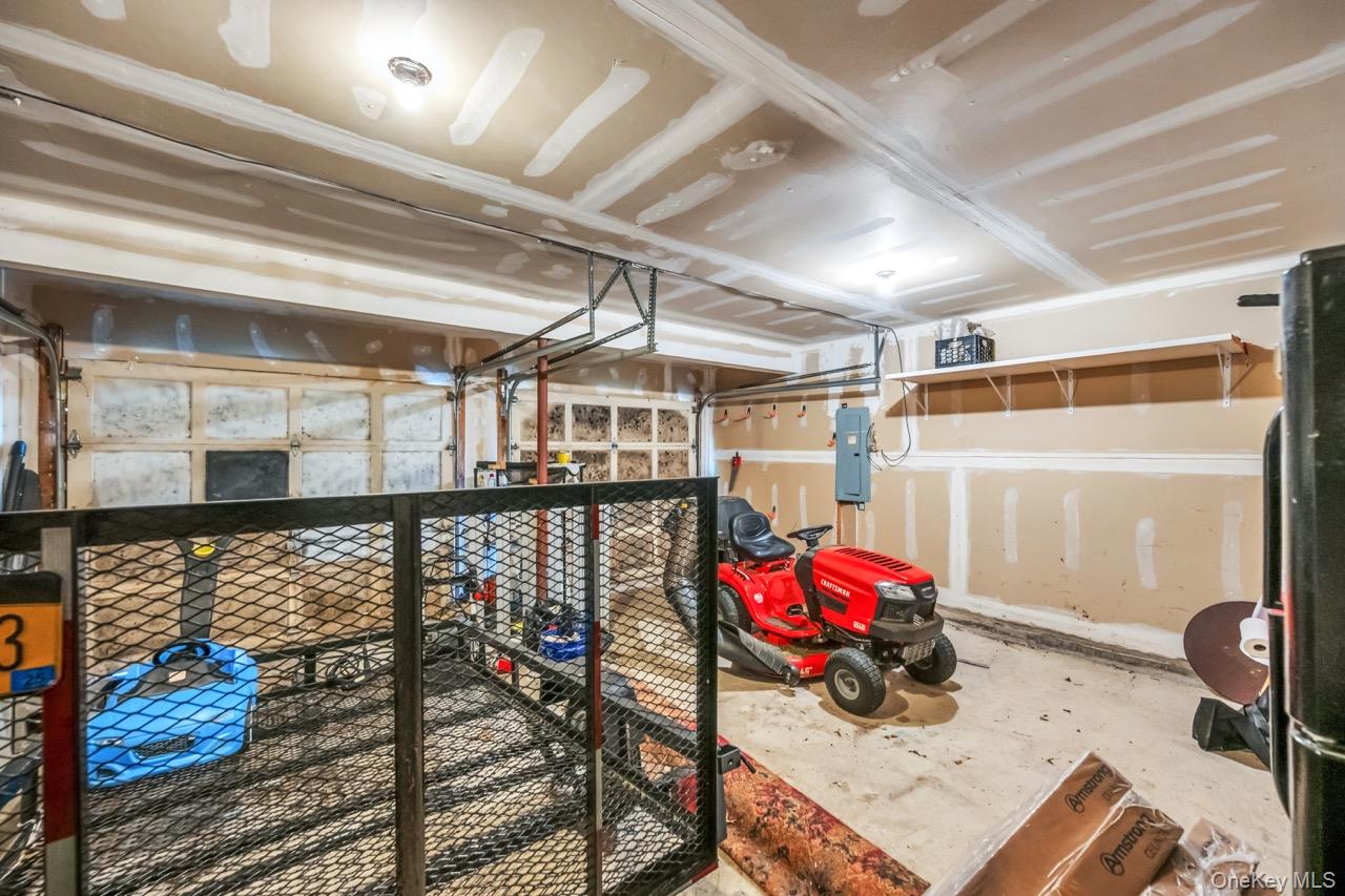 28 Niewood, Ridge, NY 11961