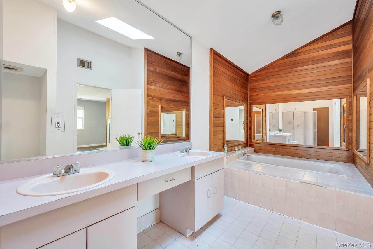 28 Niewood, Ridge, NY 11961