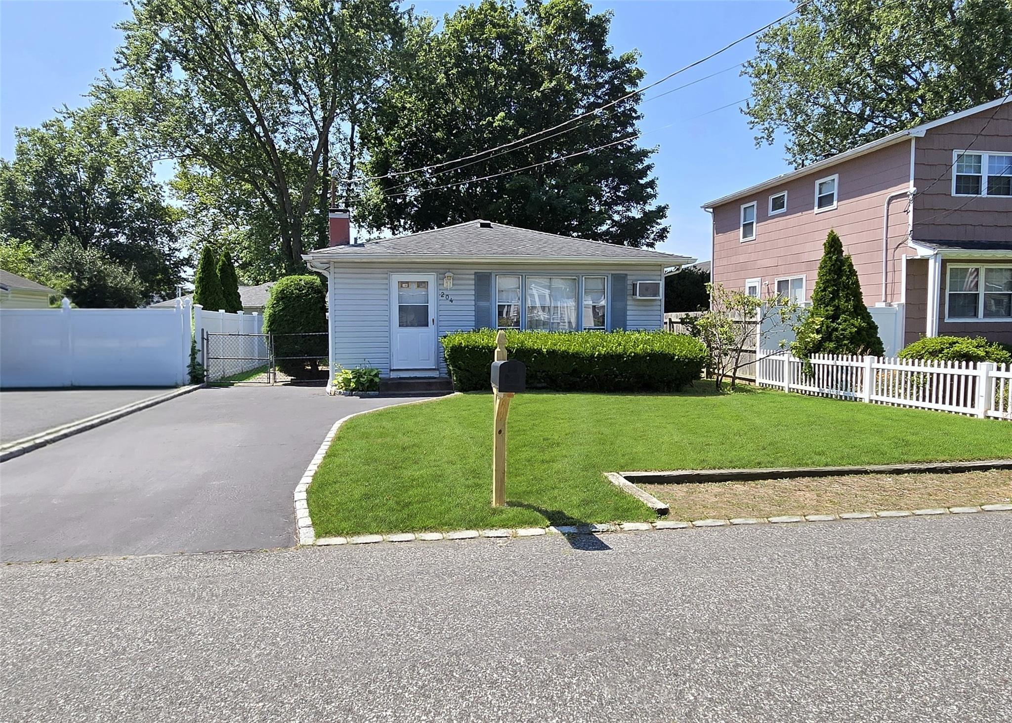 204 Helen Street, Holbrook, NY 11741