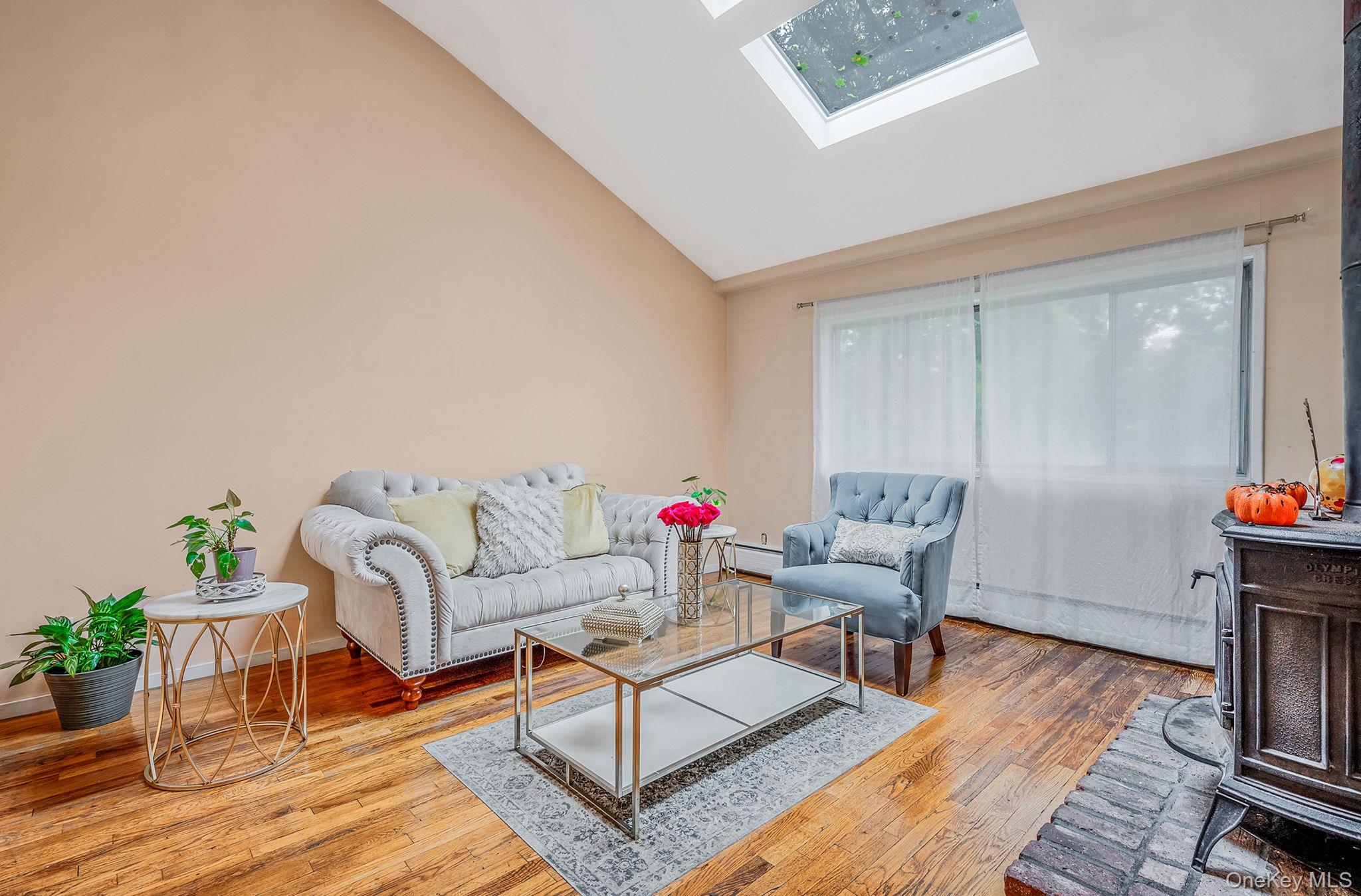 8 Kenswick Lane, Huntington Station, NY 11746