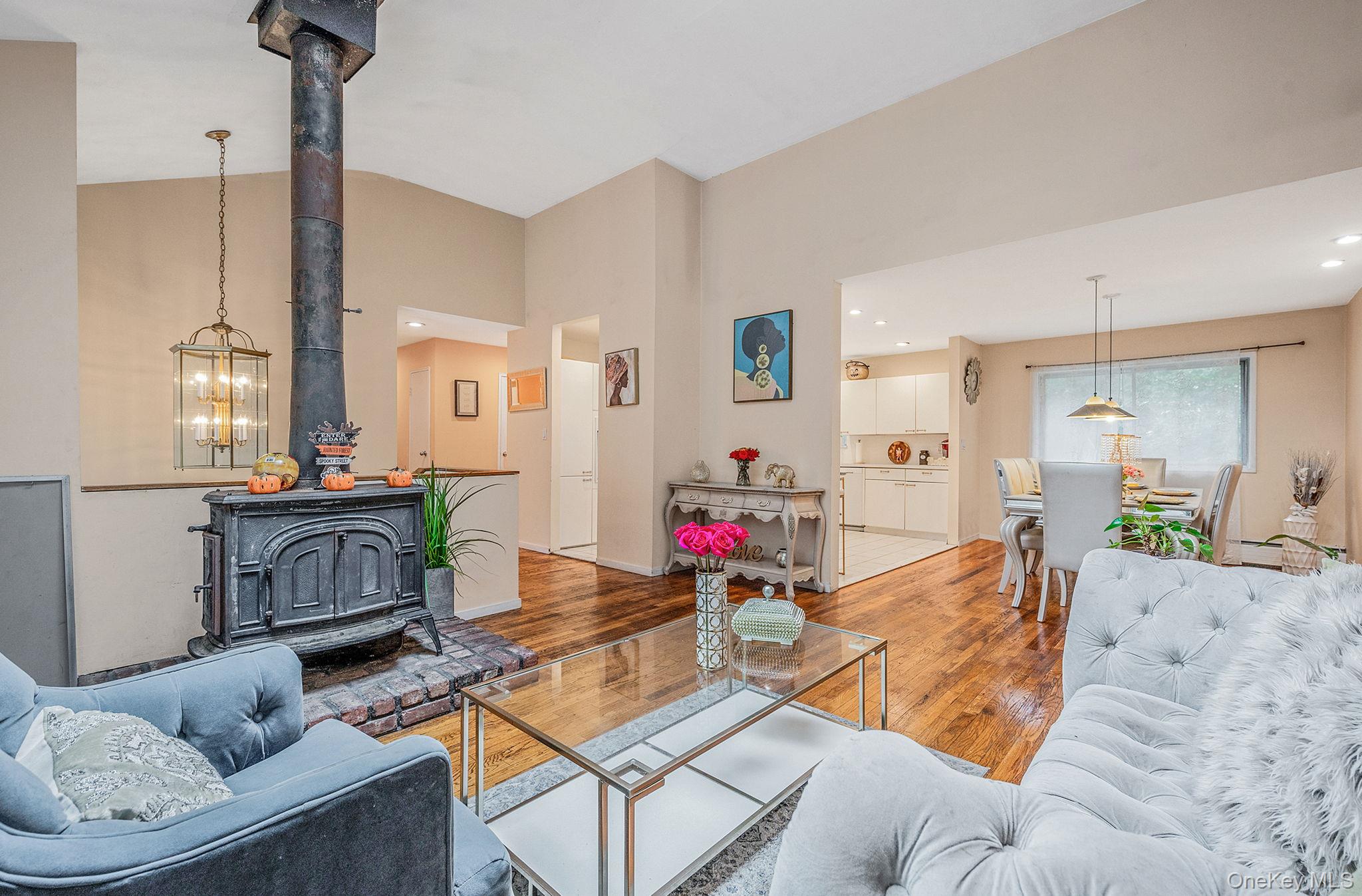 8 Kenswick Lane, Huntington Station, NY 11746