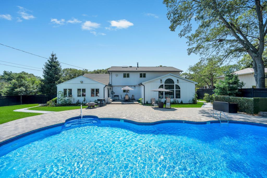 54 Pine Hill Lane, Dix Hills, NY 11746