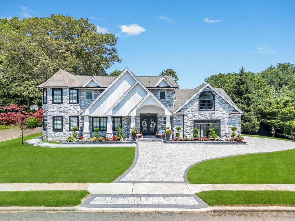 54 Pine Hill Lane, Dix Hills, NY 11746