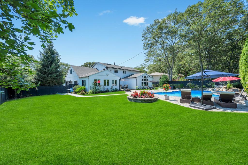 54 Pine Hill Lane, Dix Hills, NY 11746