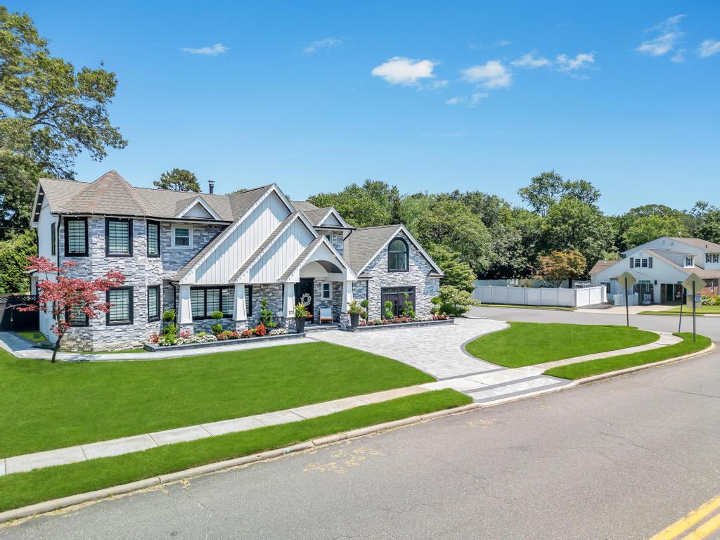 54 Pine Hill Lane, Dix Hills, NY 11746