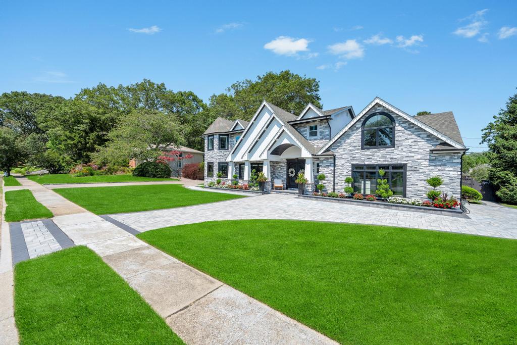 54 Pine Hill Lane, Dix Hills, NY 11746