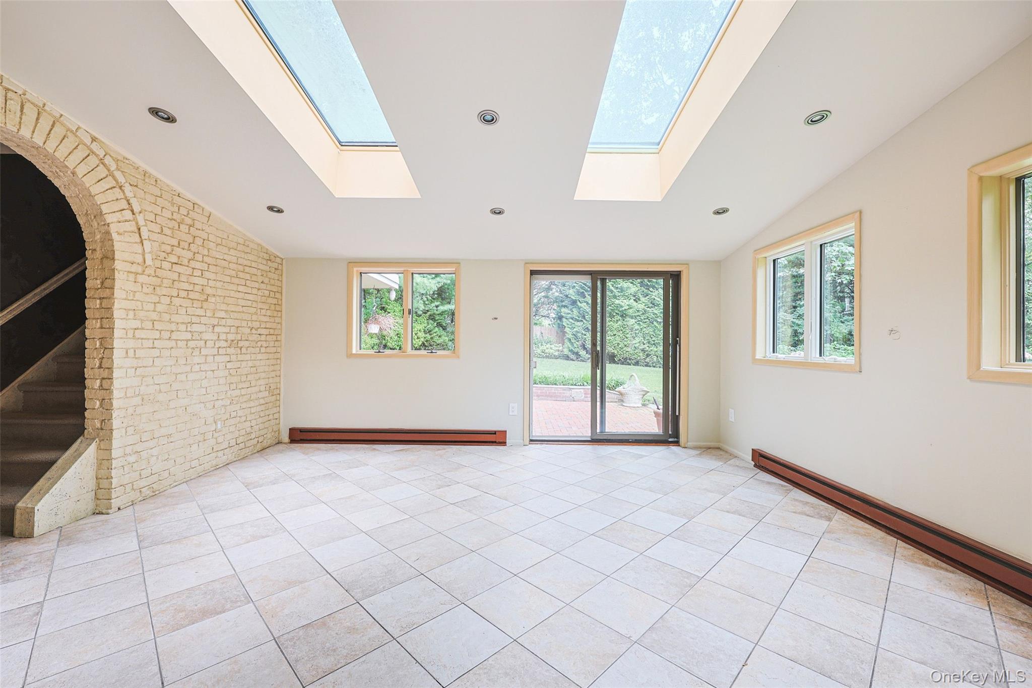 3 Buckingham Place, Great Neck, NY 11021