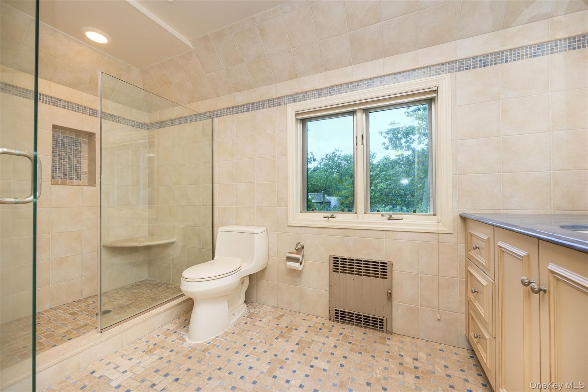 3 Buckingham Place, Great Neck, NY 11021