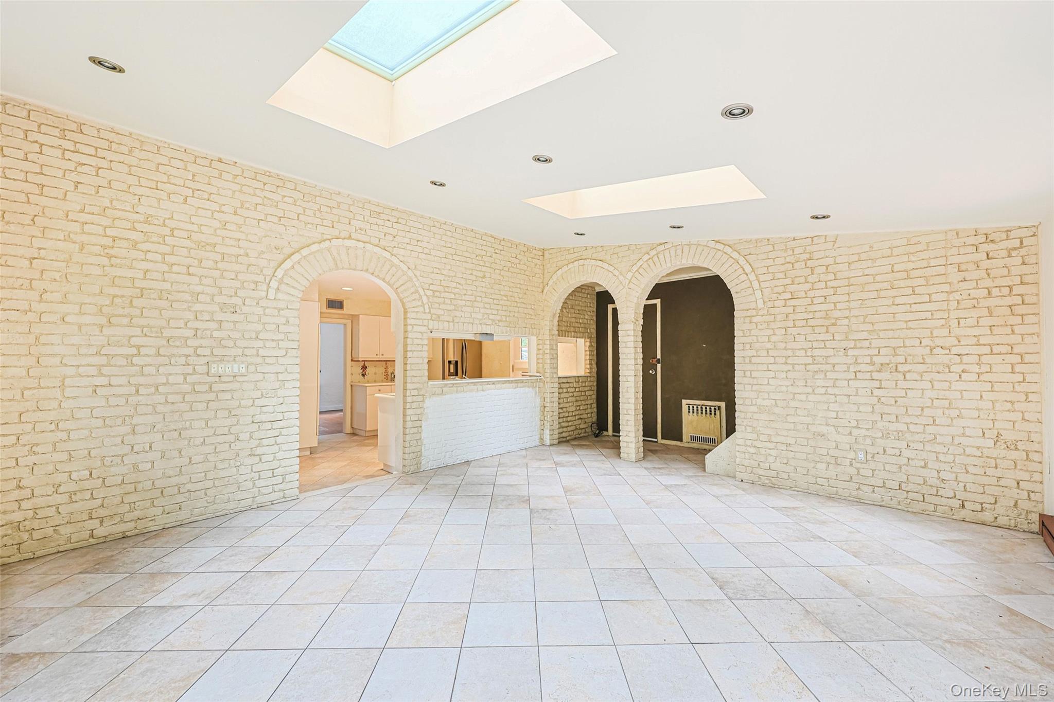 3 Buckingham Place, Great Neck, NY 11021