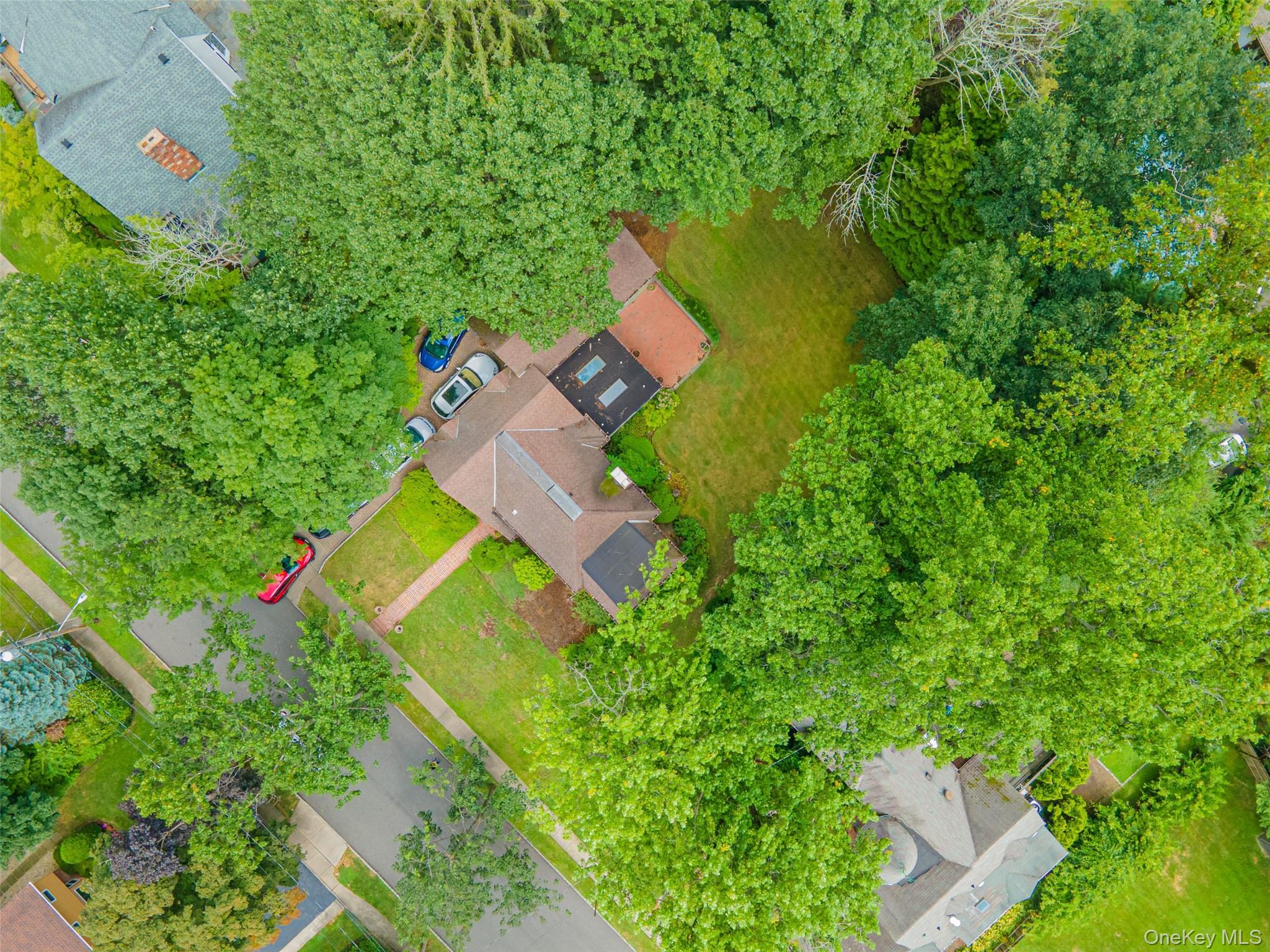 3 Buckingham Place, Great Neck, NY 11021