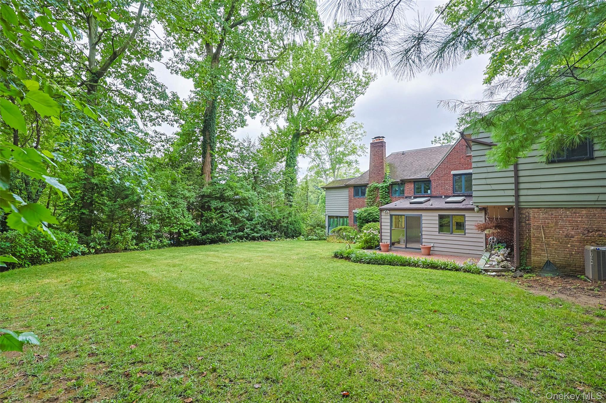 3 Buckingham Place, Great Neck, NY 11021