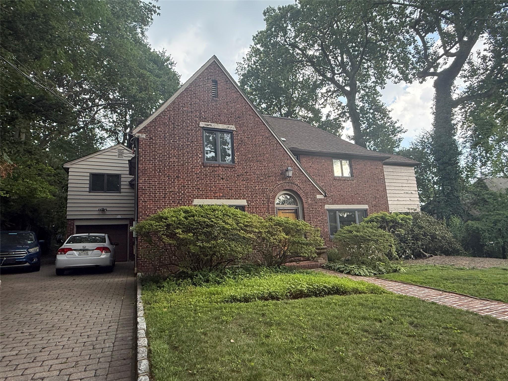 3 Buckingham Place, Great Neck, NY 11021