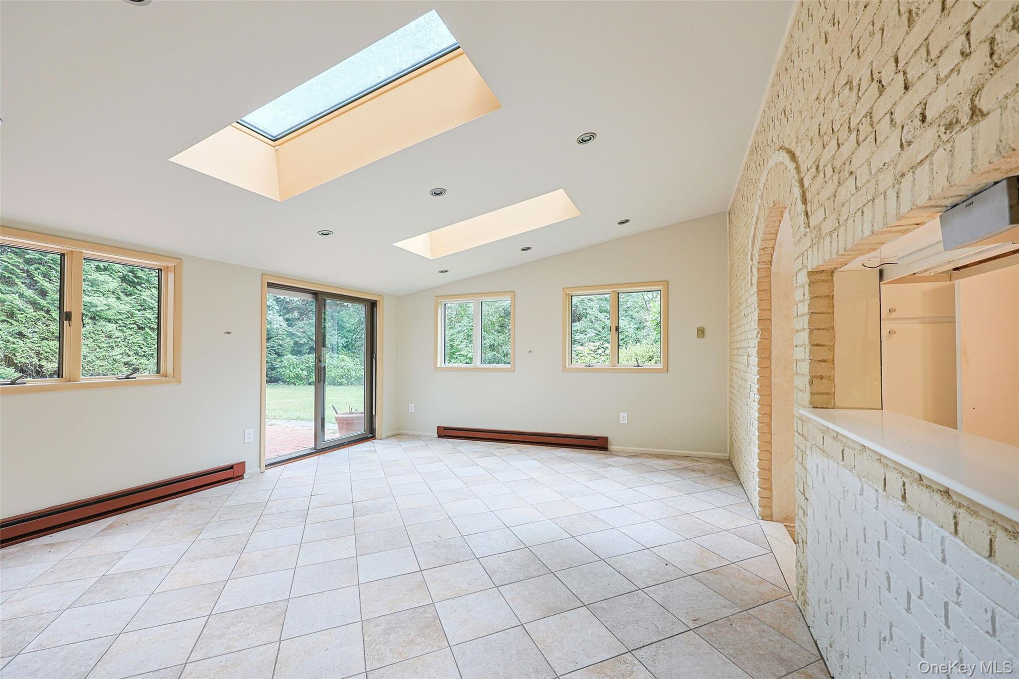 3 Buckingham Place, Great Neck, NY 11021