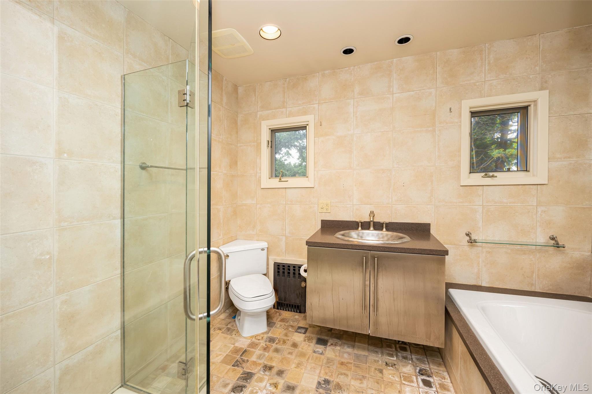 3 Buckingham Place, Great Neck, NY 11021