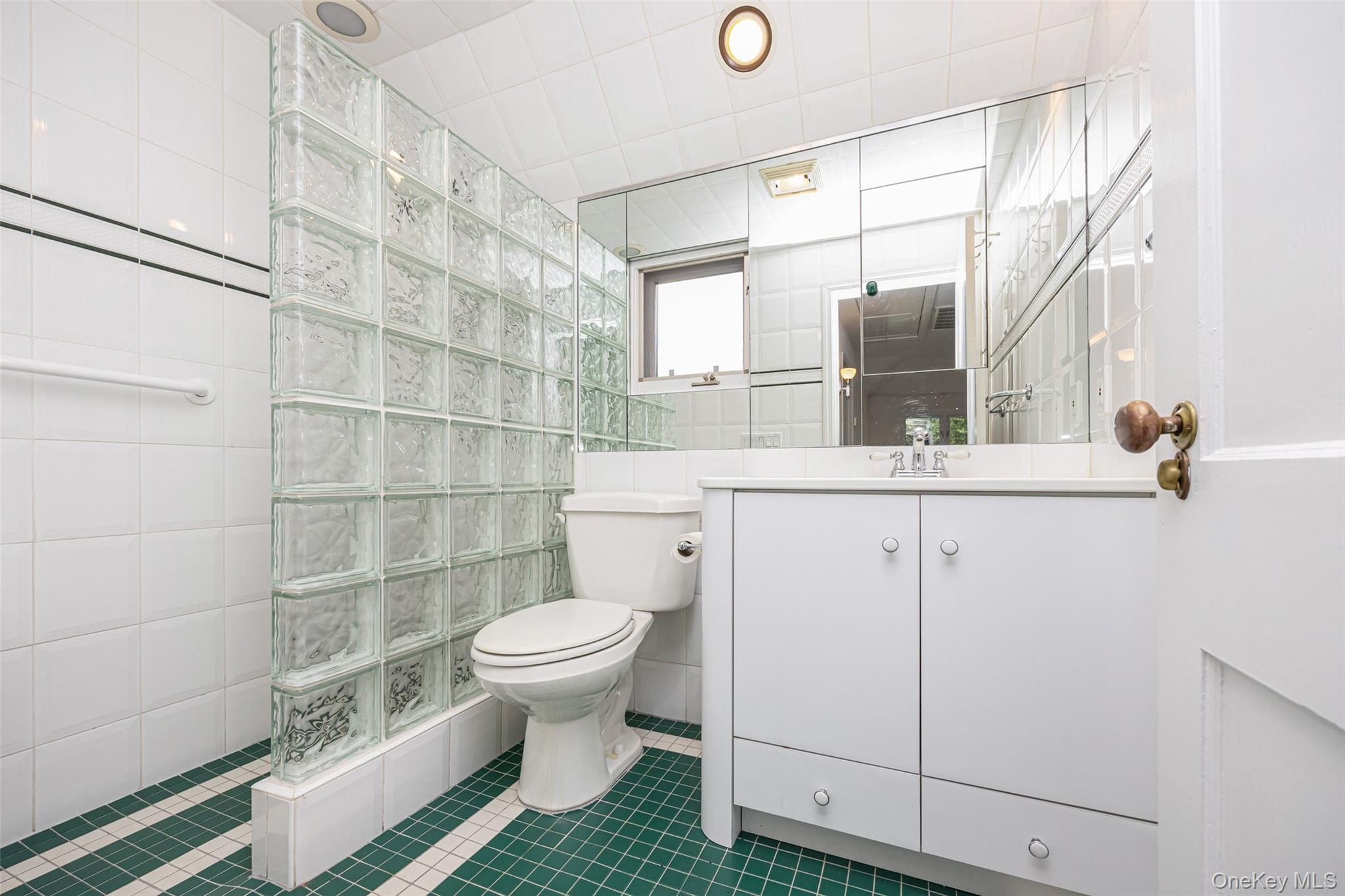 3 Buckingham Place, Great Neck, NY 11021