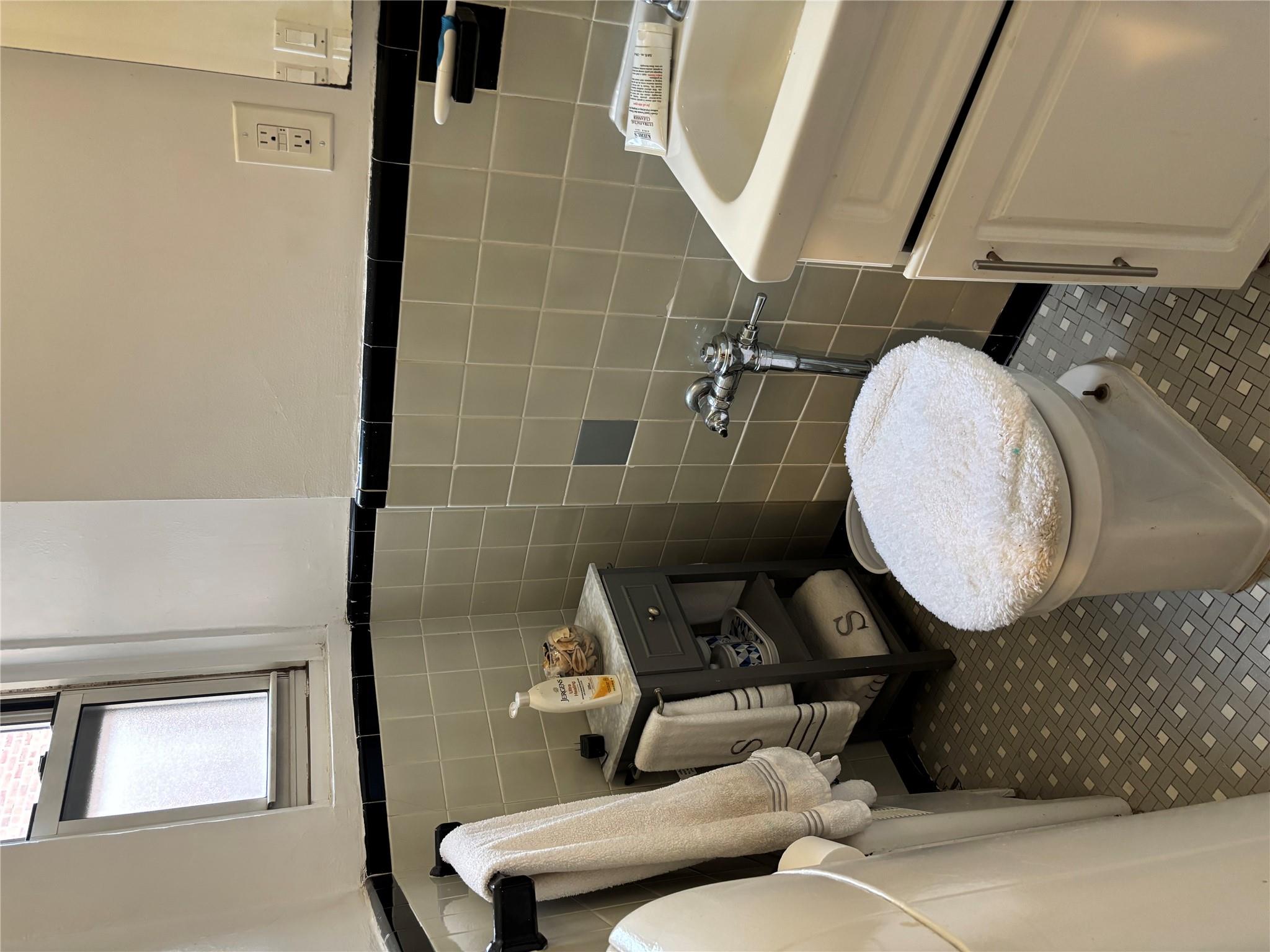 285 Central Avenue # A8, Lawrence, NY 11559