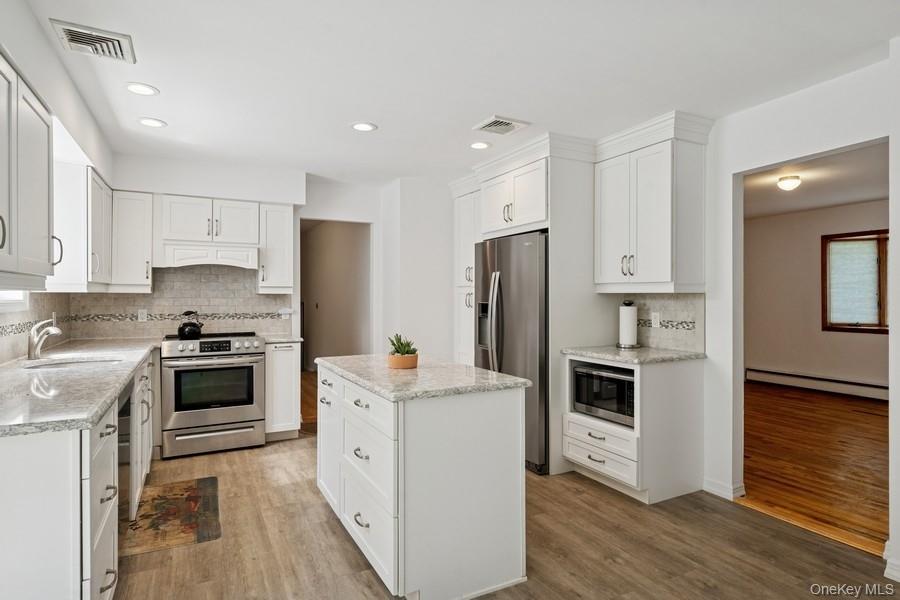 8 Cedar Place, Kings Park, NY 11754