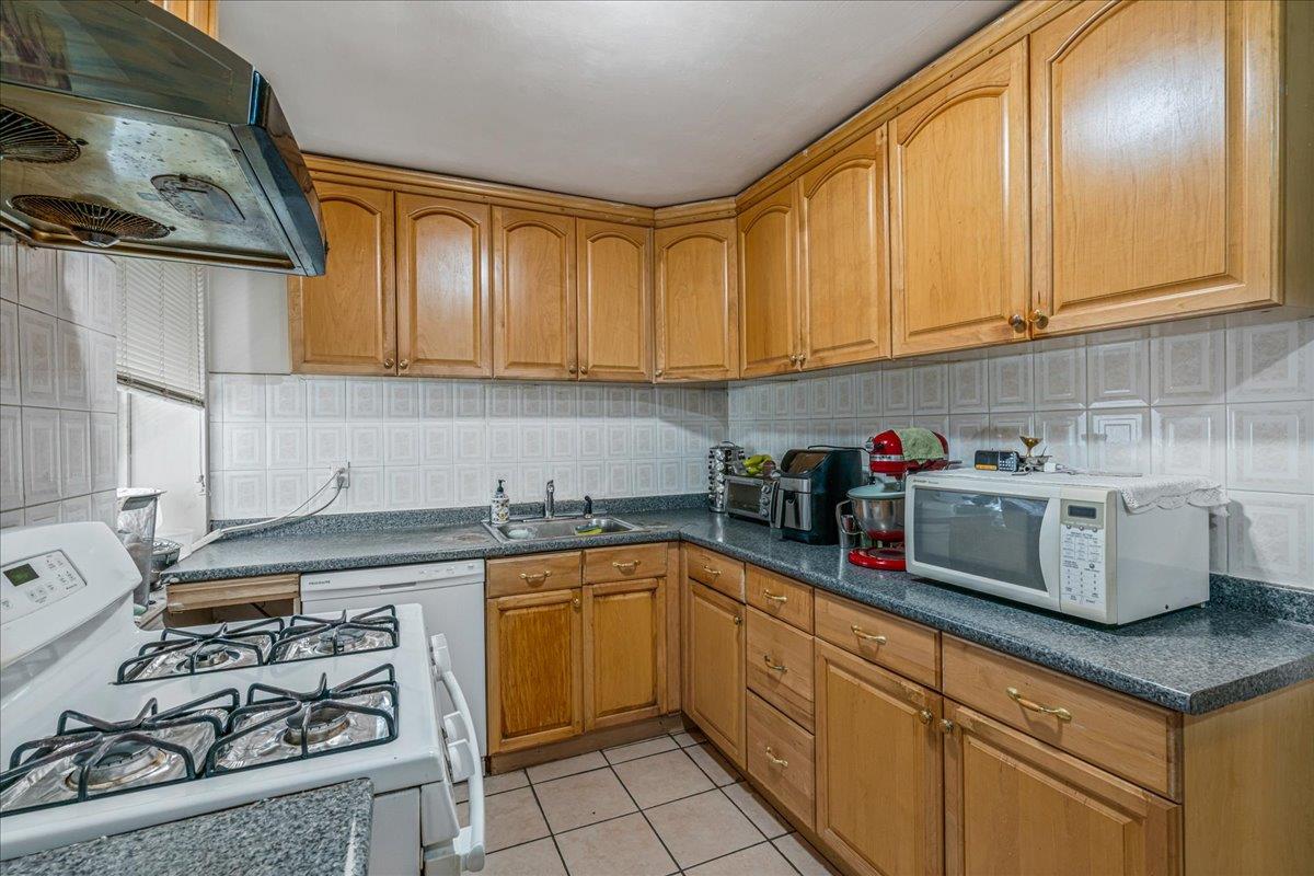 144-55 Melbourne Ave # 2E, Flushing, NY 11367