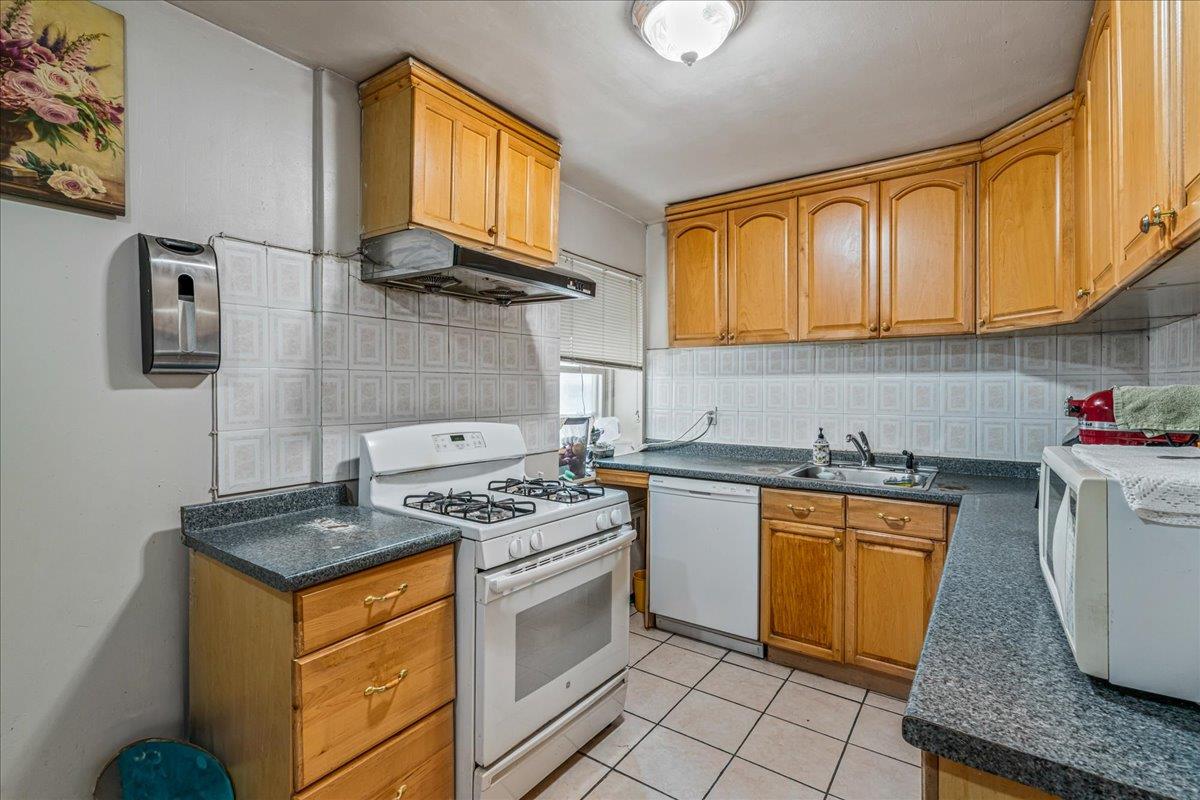 144-55 Melbourne Ave # 2E, Flushing, NY 11367