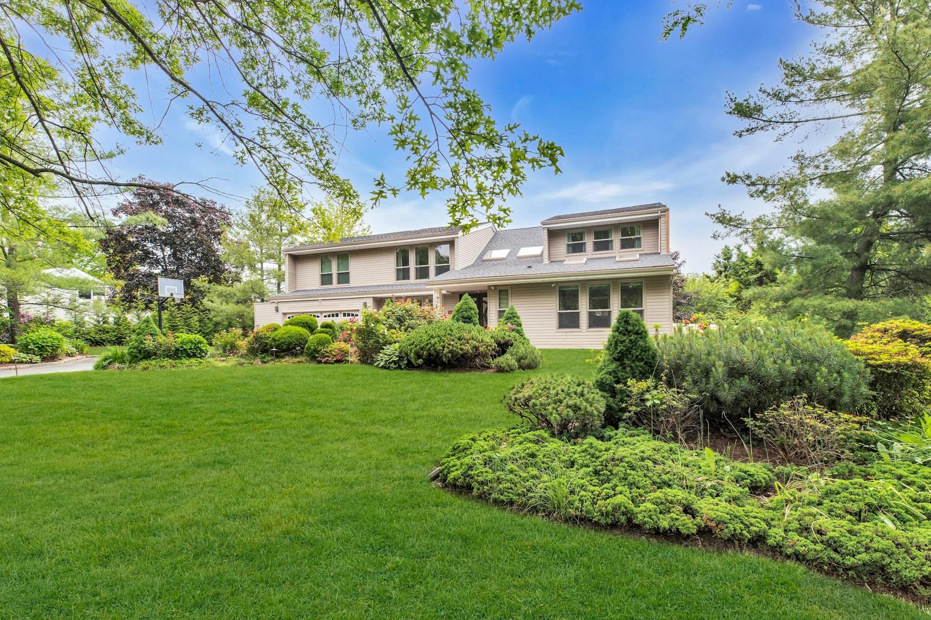 9 Hill And Tree Court, Melville, NY 11747
