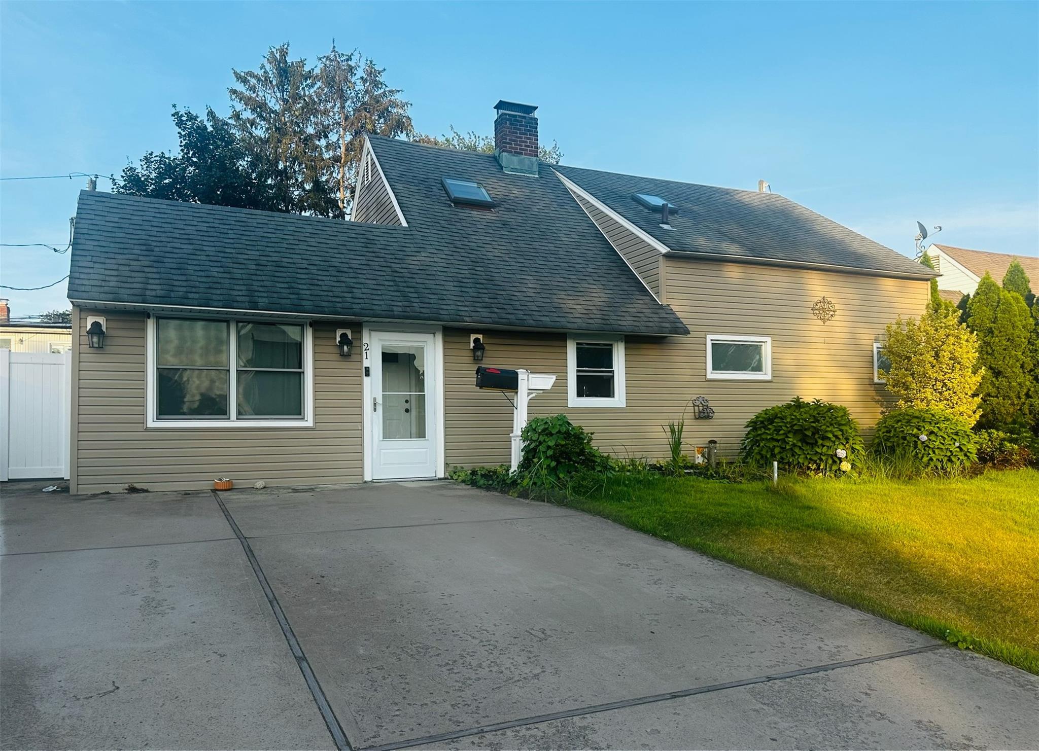21 Potter Lane, Levittown, NY 11756