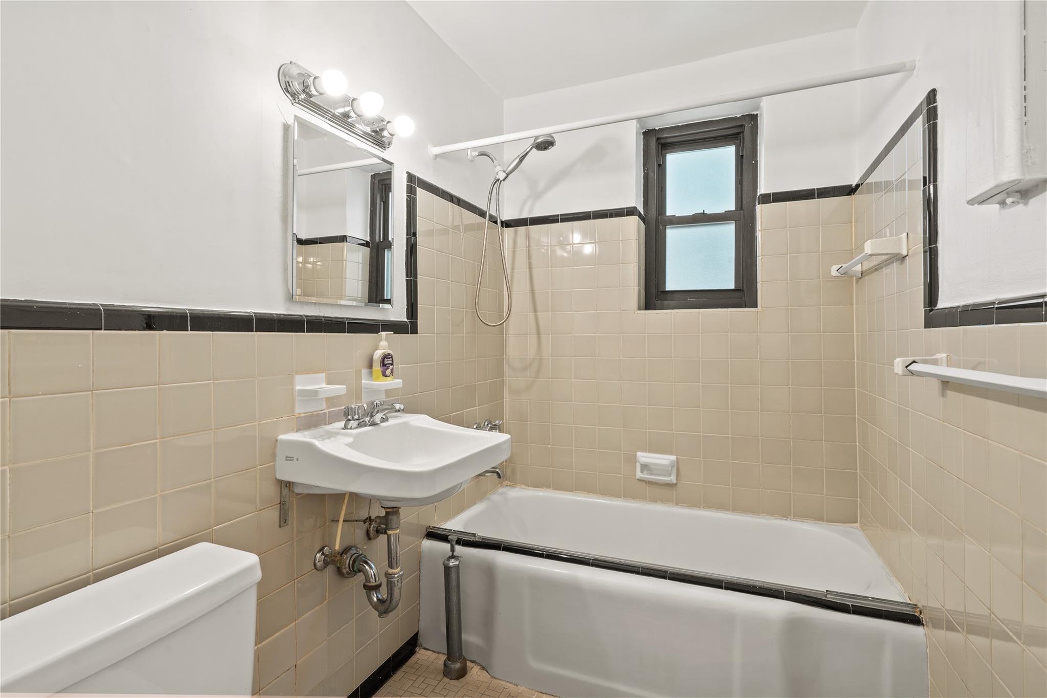 139-15 28th Road # 1G, Flushing, NY 11354