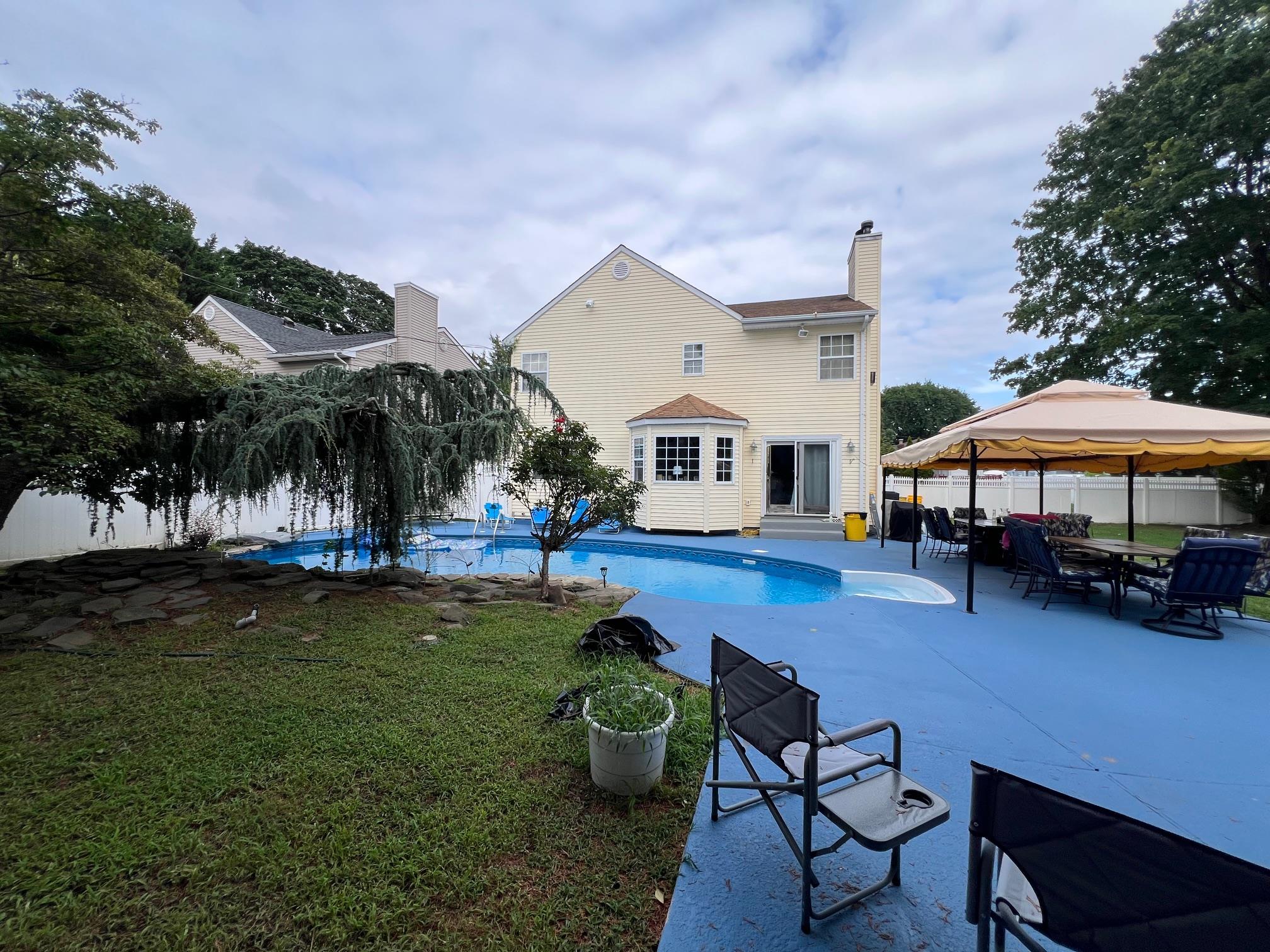 121 West Avenue, Hicksville, NY 11801