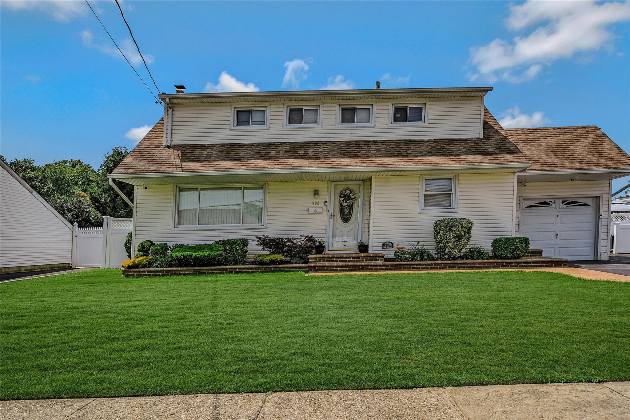 532 Alwick Avenue, West Islip, NY 11795