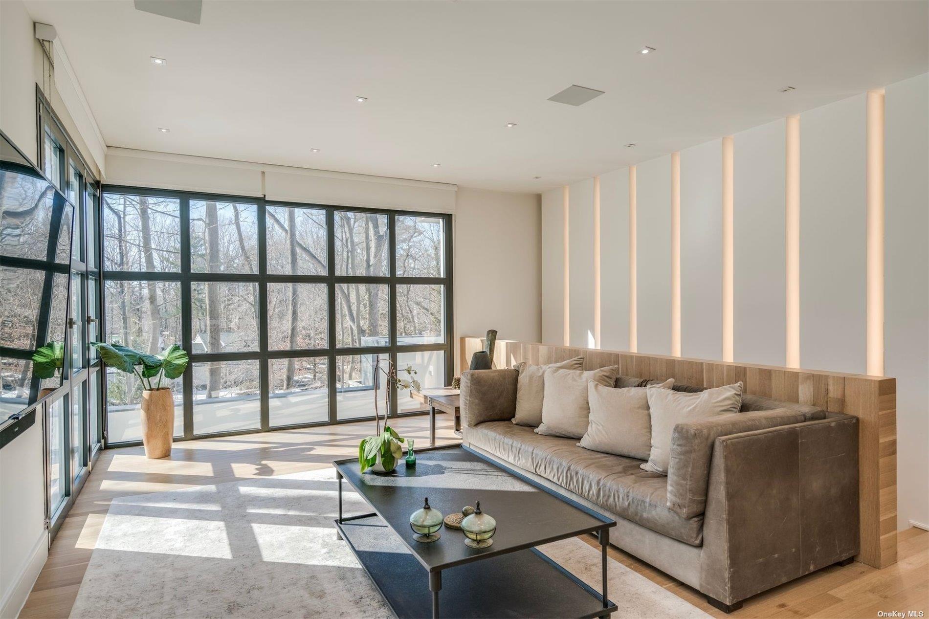 9 Winding Way, Locust Valley, NY 11560