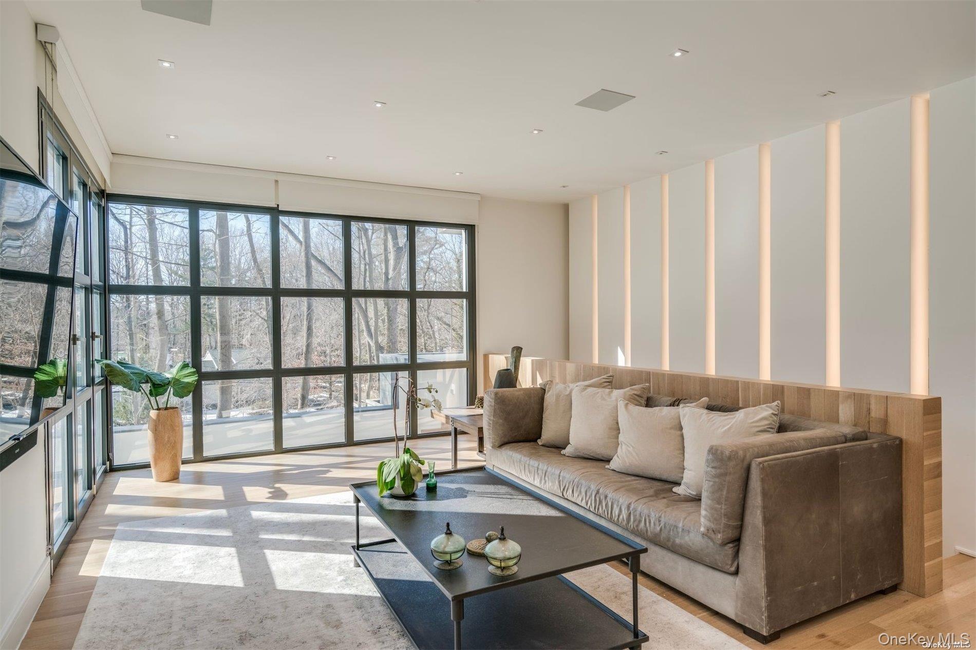 9 Winding Way, Locust Valley, NY 11560