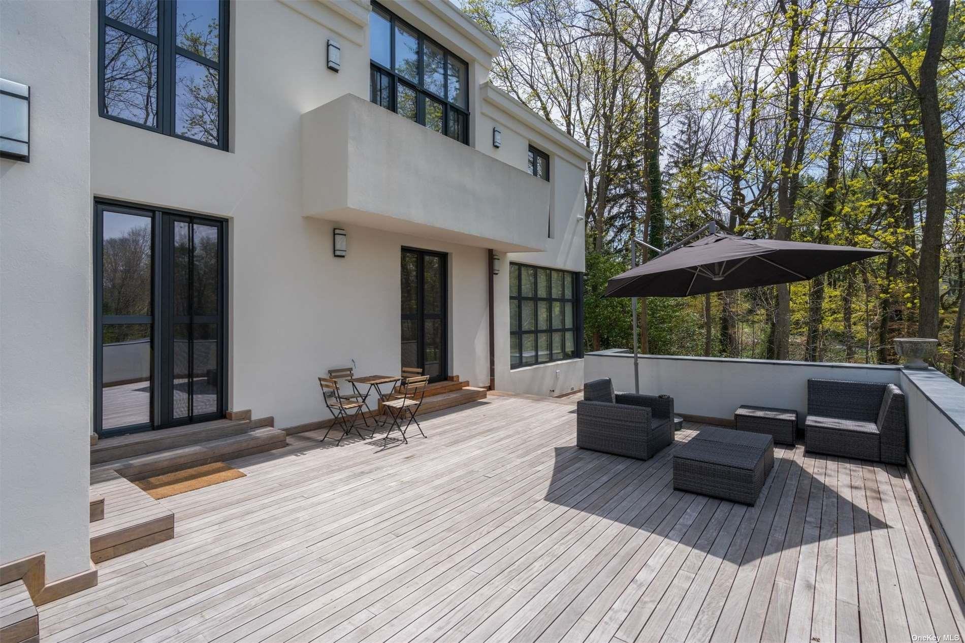 9 Winding Way, Locust Valley, NY 11560