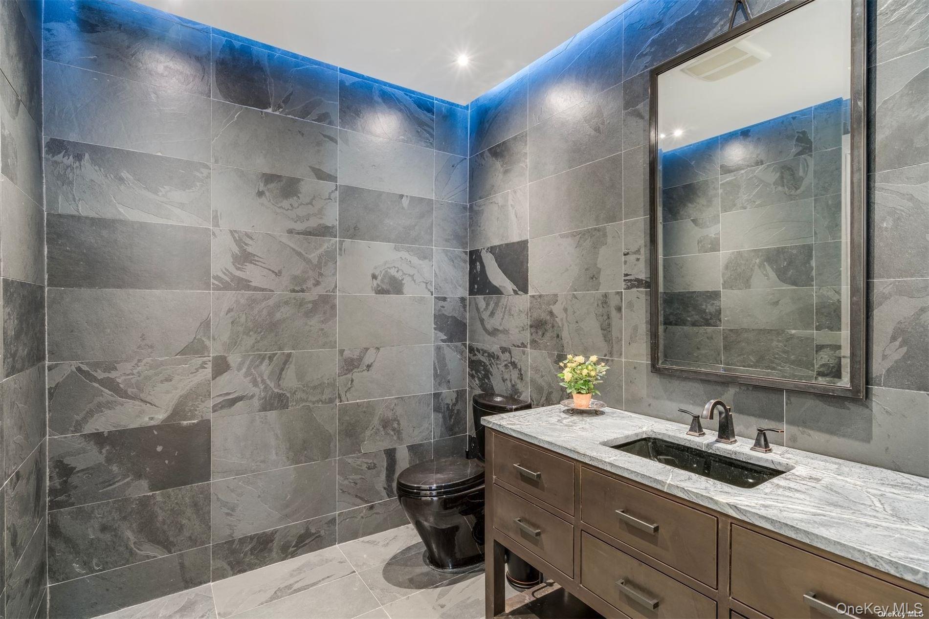 9 Winding Way, Locust Valley, NY 11560