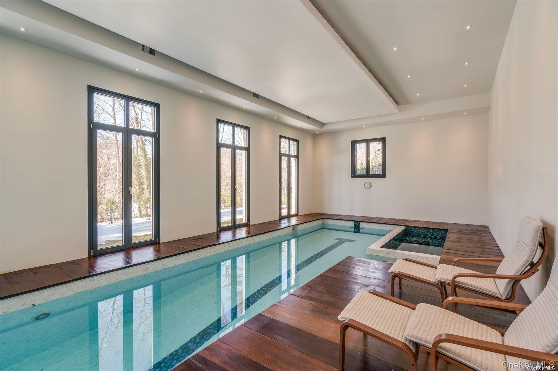 9 Winding Way, Locust Valley, NY 11560