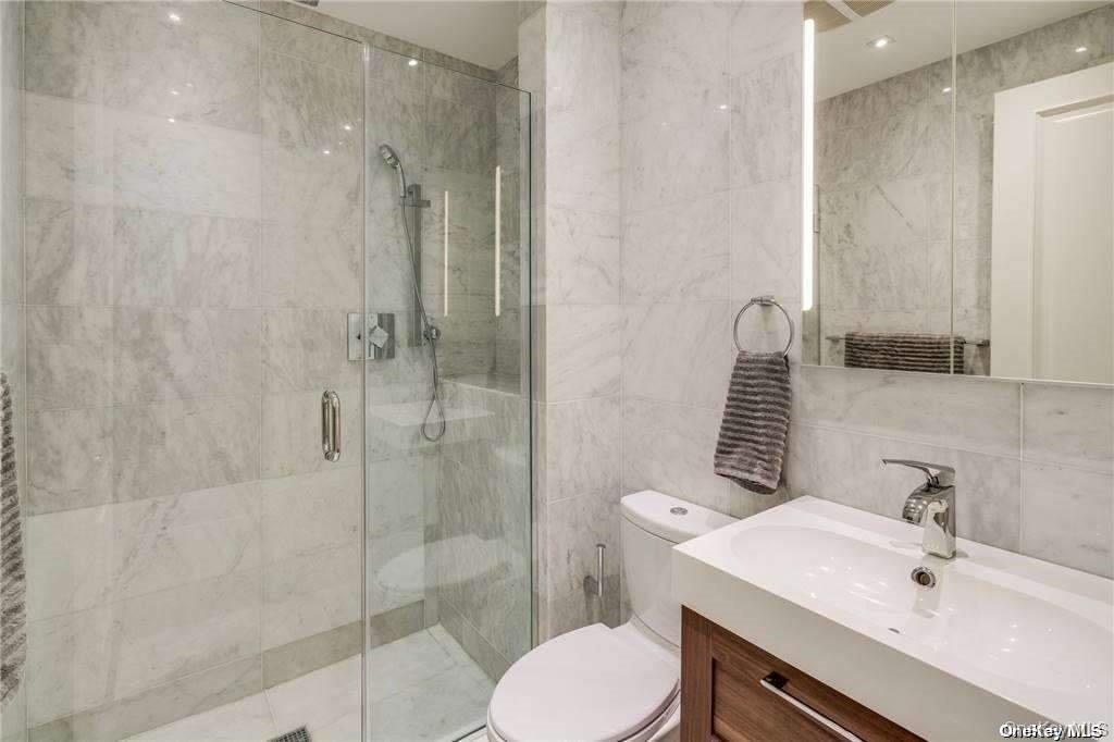 9 Winding Way, Locust Valley, NY 11560