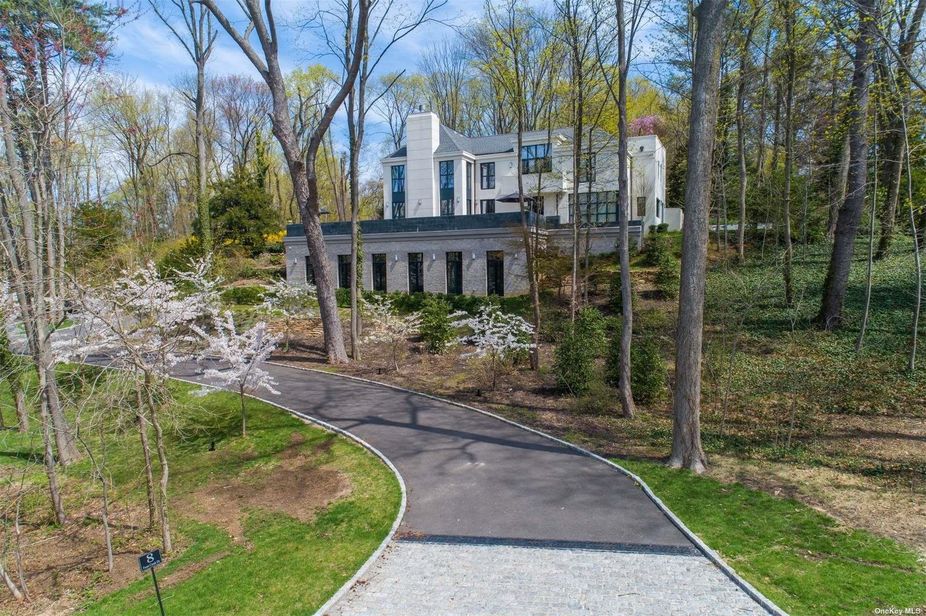 9 Winding Way, Locust Valley, NY 11560
