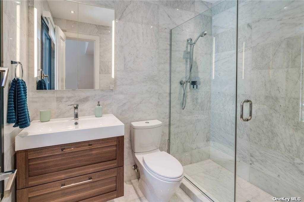 9 Winding Way, Locust Valley, NY 11560