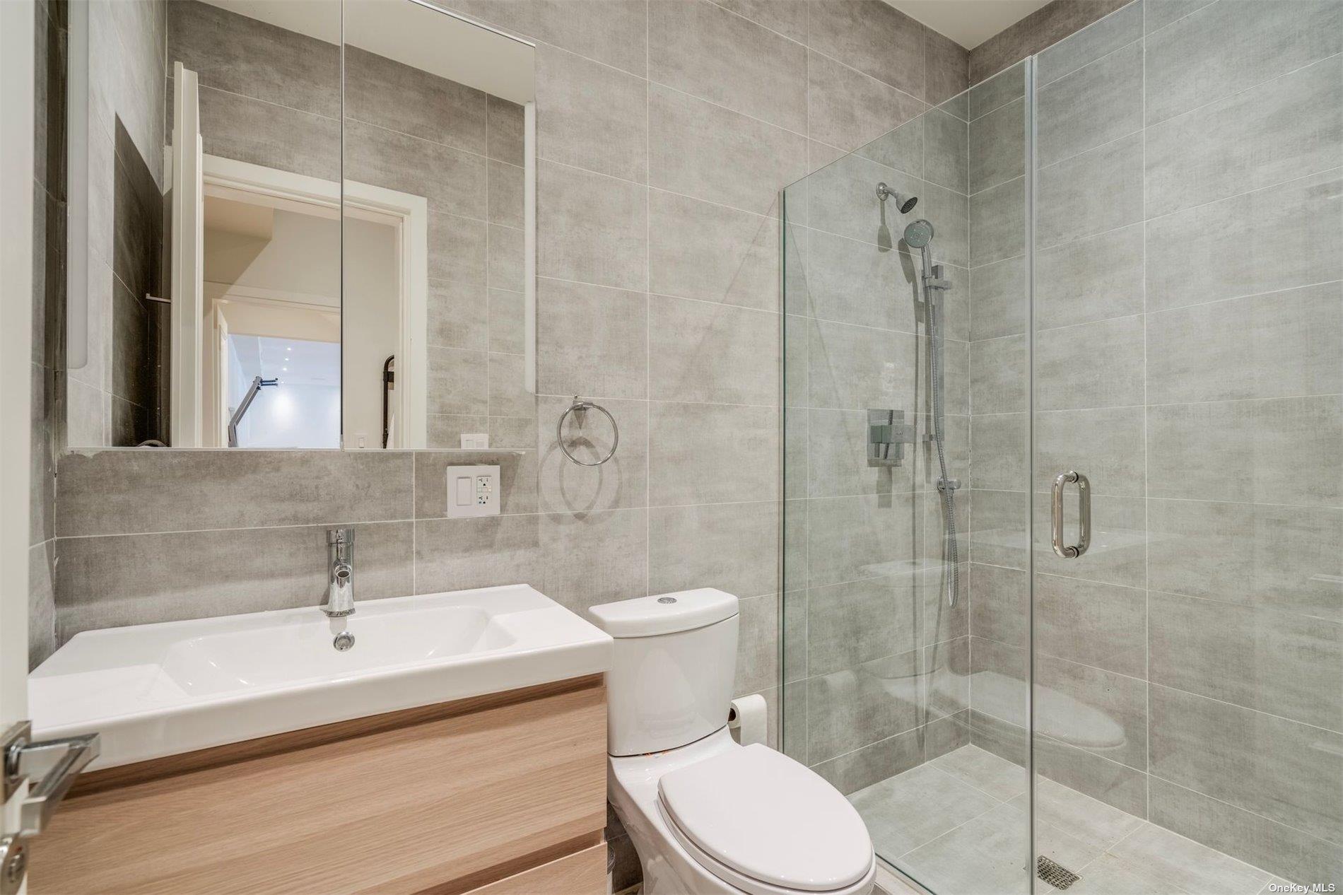 9 Winding Way, Locust Valley, NY 11560