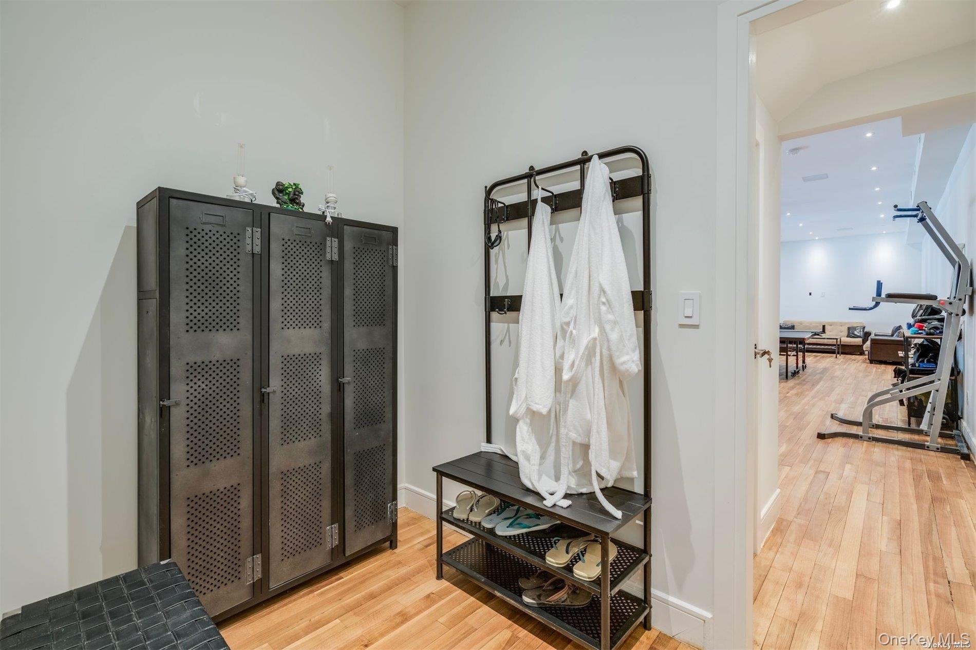 9 Winding Way, Locust Valley, NY 11560