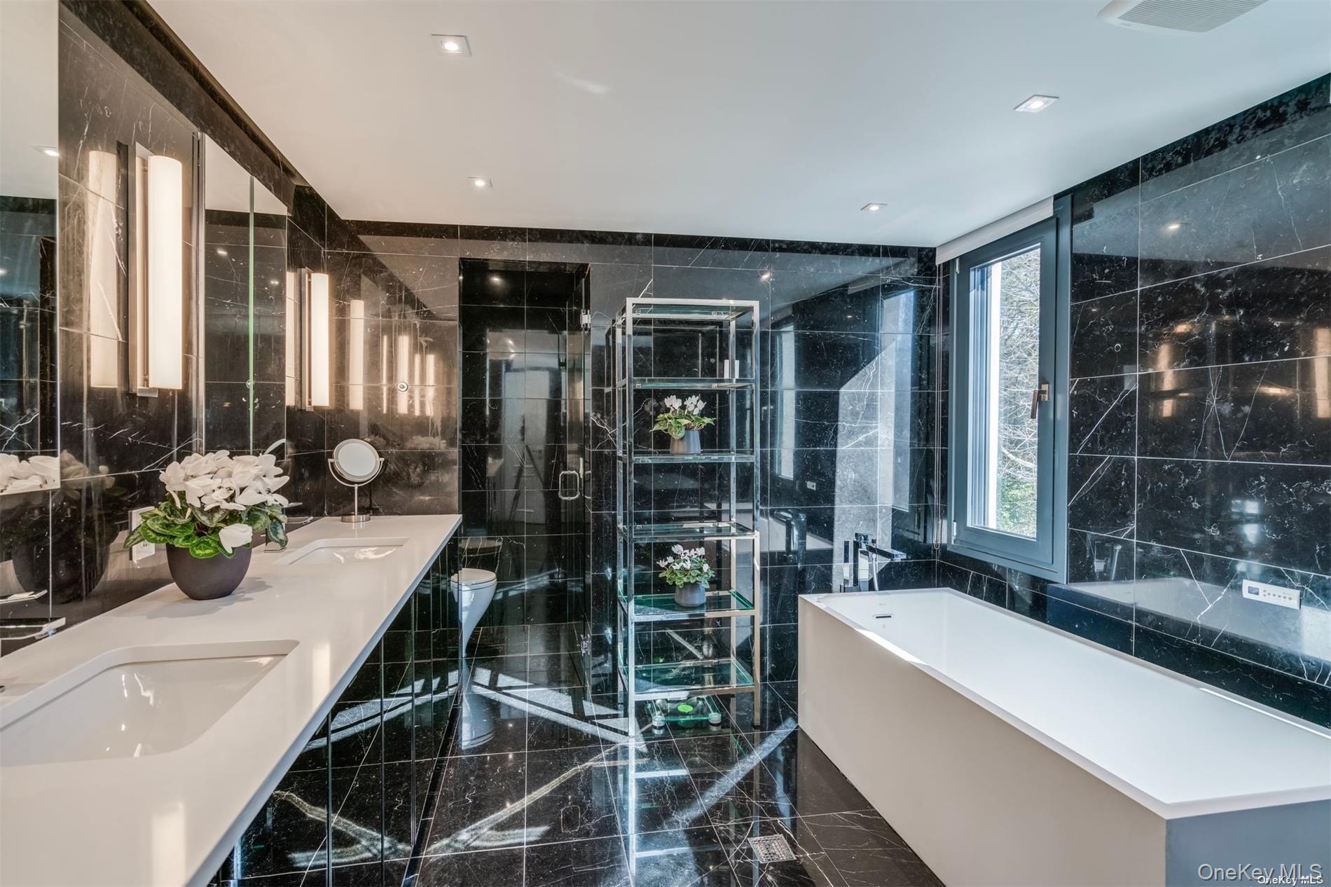 9 Winding Way, Locust Valley, NY 11560