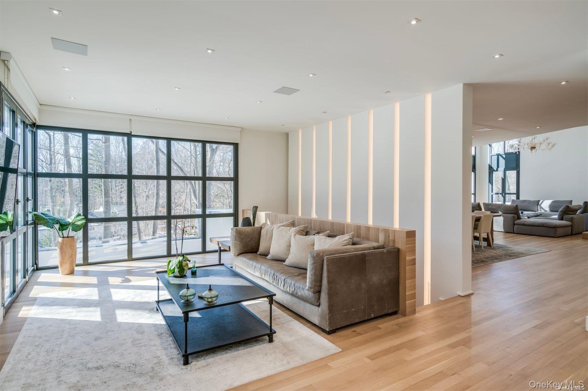 9 Winding Way, Locust Valley, NY 11560